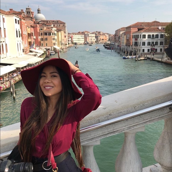 Meet your Posher, Krizia - Picture 2 of 5